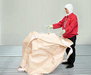 排出口と底部間の糸が透明テープに粘り付きます。