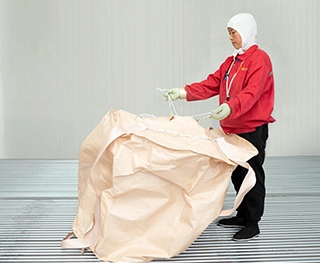 排出口と底部間の糸が透明テープに粘り付きます。