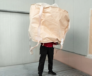 検査員がフレコンの中に入って検査します。