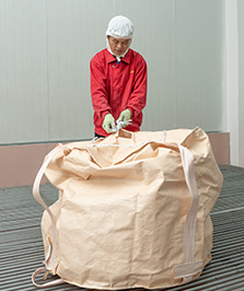 一人で底部を検査する