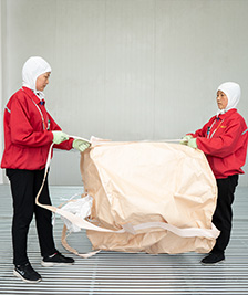 二人体制でフレコンを検査する