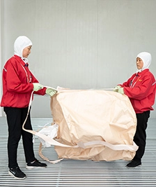 二人体制でフレコンを検査する